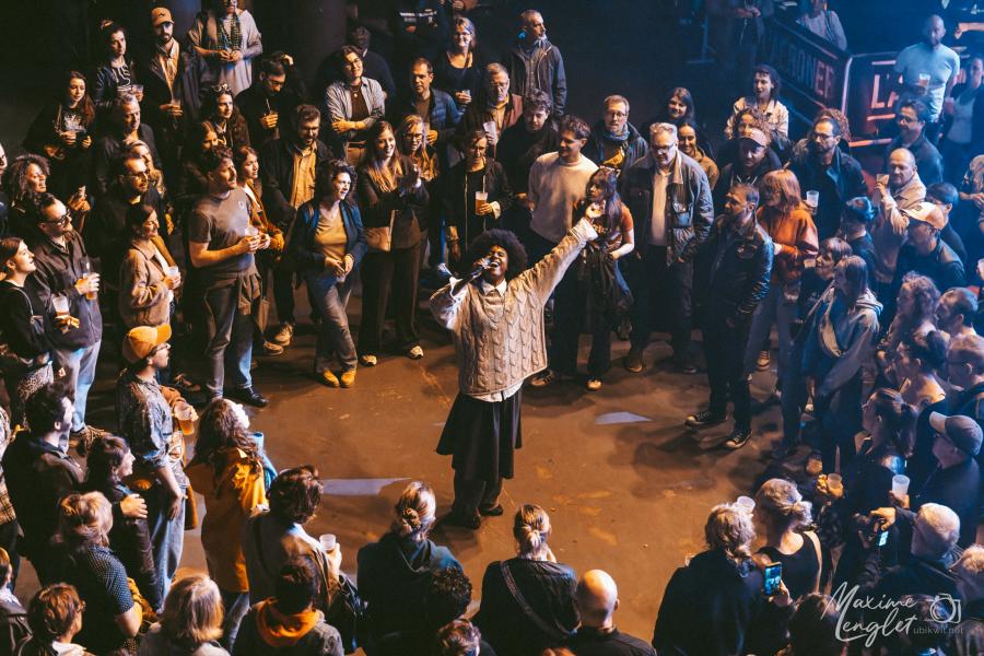 Sorvina dancing and singing in the crowd at L'Aéronef